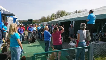 Ansprache an die Teilnehmer beim Osterspaziergang mit Fontanas DogWorld